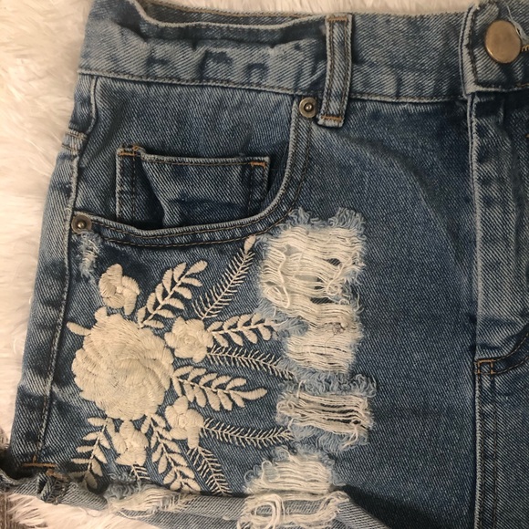 ASOS Denim Embroidered Distressed Shorts Floral - Picture 4 of 6